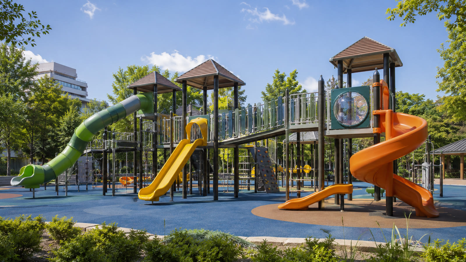 Geniş modern çocuk parkı